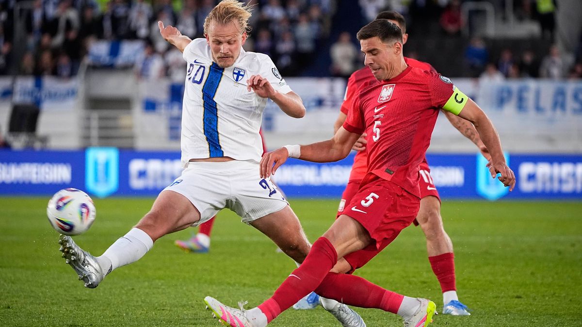 Joel Pohjanpalo of Finland and Jan Bednarek of Poland during the FIFA World Cup, WM, Weltmeisterschaft, Fussball 26 UEFA Qualifier match between Finland and Poland at the Helsinki Olympic Stadium o...