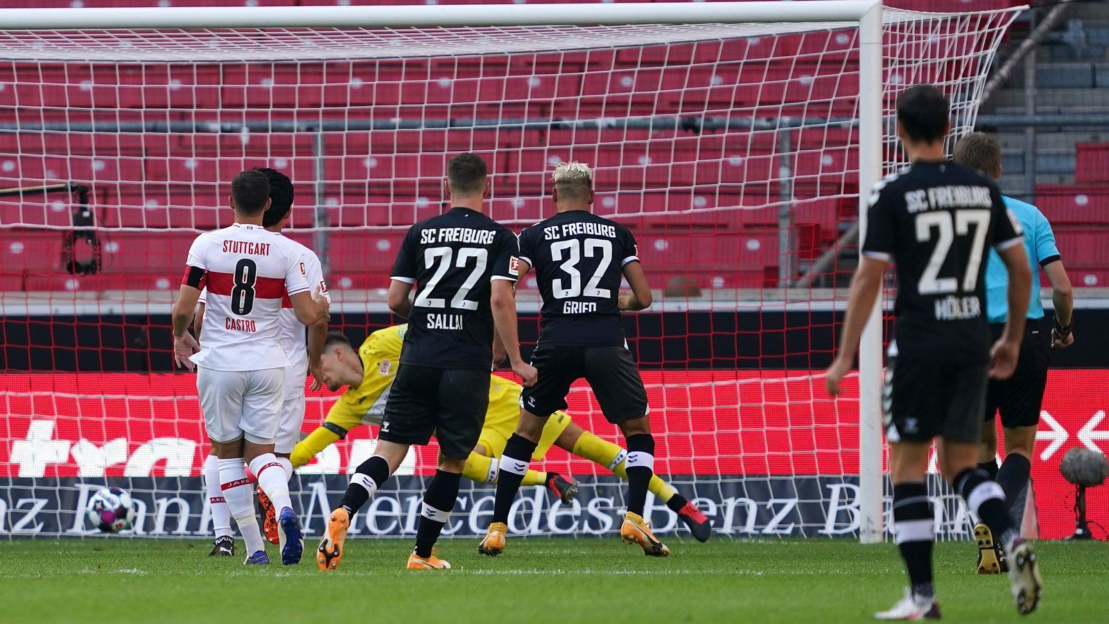 
                <strong>Prestige-Duell: VfB Stuttgart - SC Freiburg (Mittwoch 23.12. 20.45 Uhr)</strong><br>
                An das letzte Pokal-Duell gegen den SC Freiburg werden sich die Schwaben noch gerne erinnern: 2013 setzte sich das Team des damaligen Trainers Bruno Labbadia mit 2:1 durch und zog in das Finale gegen den FC Bayern München ein. Auch in diesem Jahr erwartet uns ein heißes Baden-Württemberg-Duell. Der VfB spielt unter Trainer Pellegrino Matarazzo eine starke Saison und steht vor Weihnachten auf Platz 7. Doch auch der Sport-Club zeigt sich mit drei Siegen in Folge stark verbessert, hat also ordentlich Selbstvertrauen getankt. Das Hinspiel in der Bundesliga ging mit 3:2 nach Freiburg – der VfB ist also auf Revanche aus.
              