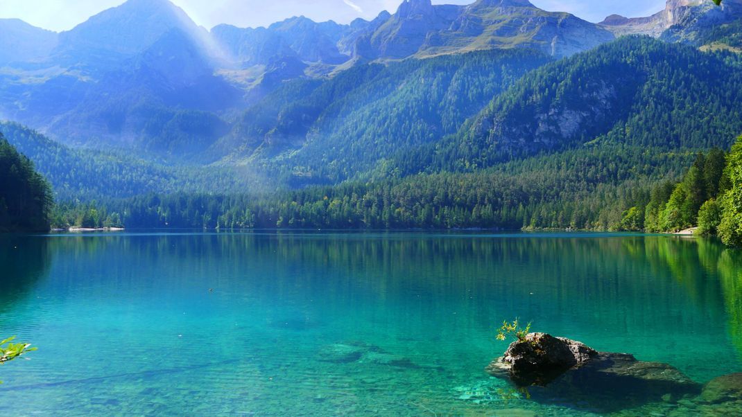 Tovelsee (Lago di Tovel), Italien: Blick auf den malerischen Alpensee in den Dolomiten