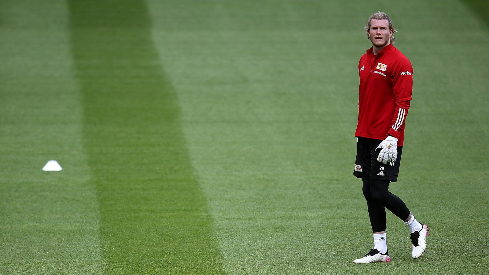 
                <strong>Warten auf ein Angebot</strong><br>
                Seit dem 12. Juli ist Karius zurück an der Anfield Road. Eine Zukunft hat er in Liverpool nicht. Hinter Becker, Adrian und Caoimhin Kellerher ist der mittlerweile 28-Jährige nur vierte Wahl. Doch Angebote bleiben bislang aus. "Wegen der EM und Corona wird der Transfermarkt eher spät in Schwung kommen", hofft Karius. Er wolle sich alles offenhalten, jedoch nichts ausschließen. Gut möglich, dass er in Liverpool auf der Bank verharren muss, wenn die Angebote ausbleiben. Zu wünschen wäre ihm allerdings, dass er bei einem neuen Arbeitgeber alten Ballast endgültig abstreifen kann. Und seine anfangs so vielversprechende Karriere eines Tages einen rühmlichen Abschluss findet.
              