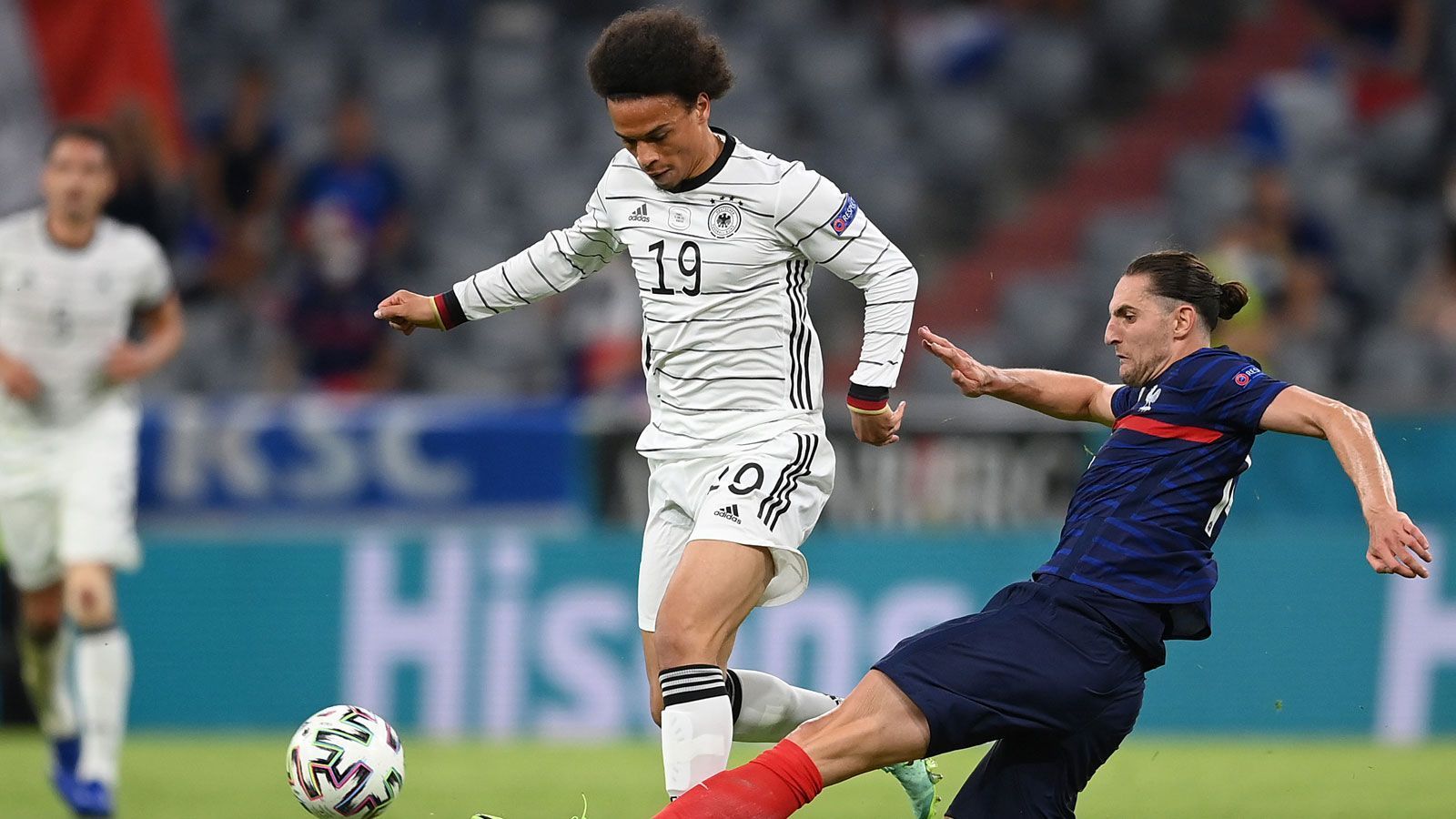 
                <strong>Leroy Sane (Deutschland)</strong><br>
                In der Schlussphase für Havertz eingewechselt. Kann dem Spiel aber keine Wendung mehr geben. Tritt einen Freistoss aus guter Position kurz vor Schluss wenig verständlich direkt aufs Tor, anstatt in den Sechzehner zu Flanken. Der Schuss geht weit drüber. ran-Note: 4
              