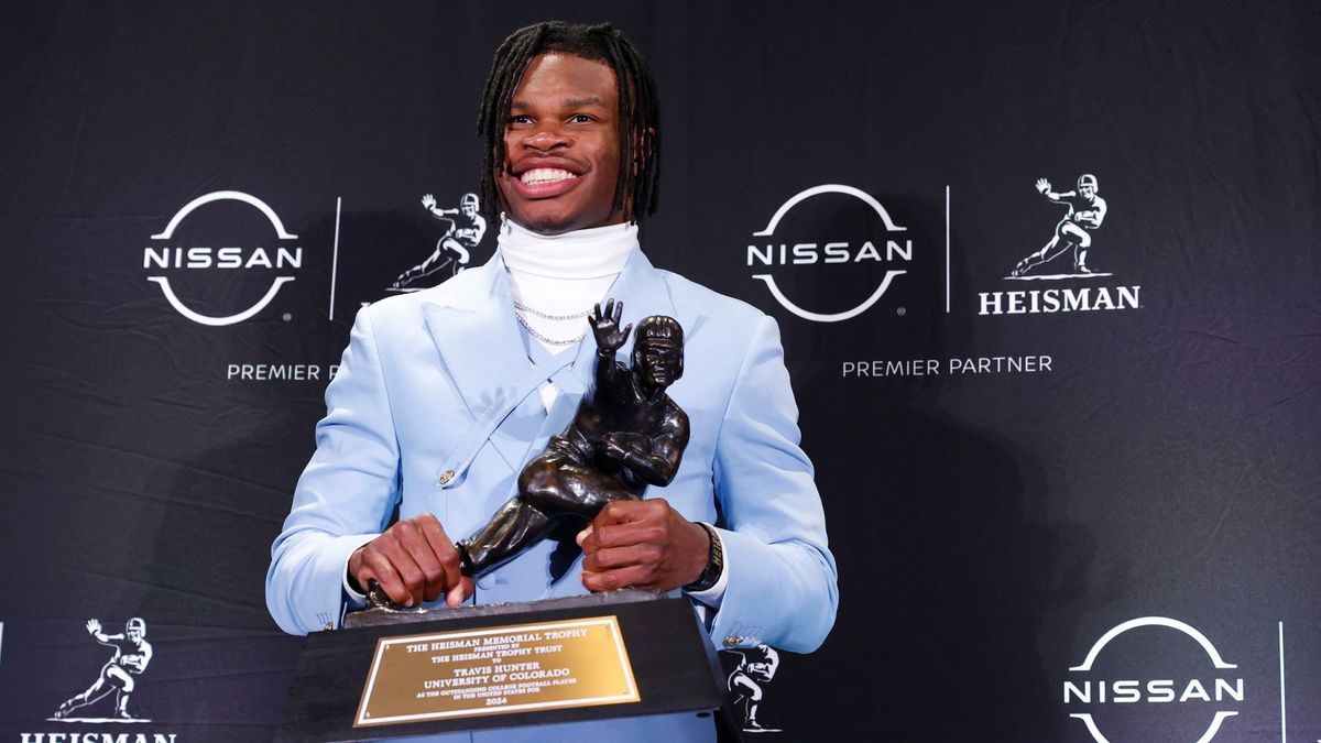 Colorado CB WR Travis Hunter holds the Heisman Trophy at a post award ceremony press conference, PK, Pressekonferenz after winning the 2024 Heisman Trophy at the Marriott Marquis in New York City o...