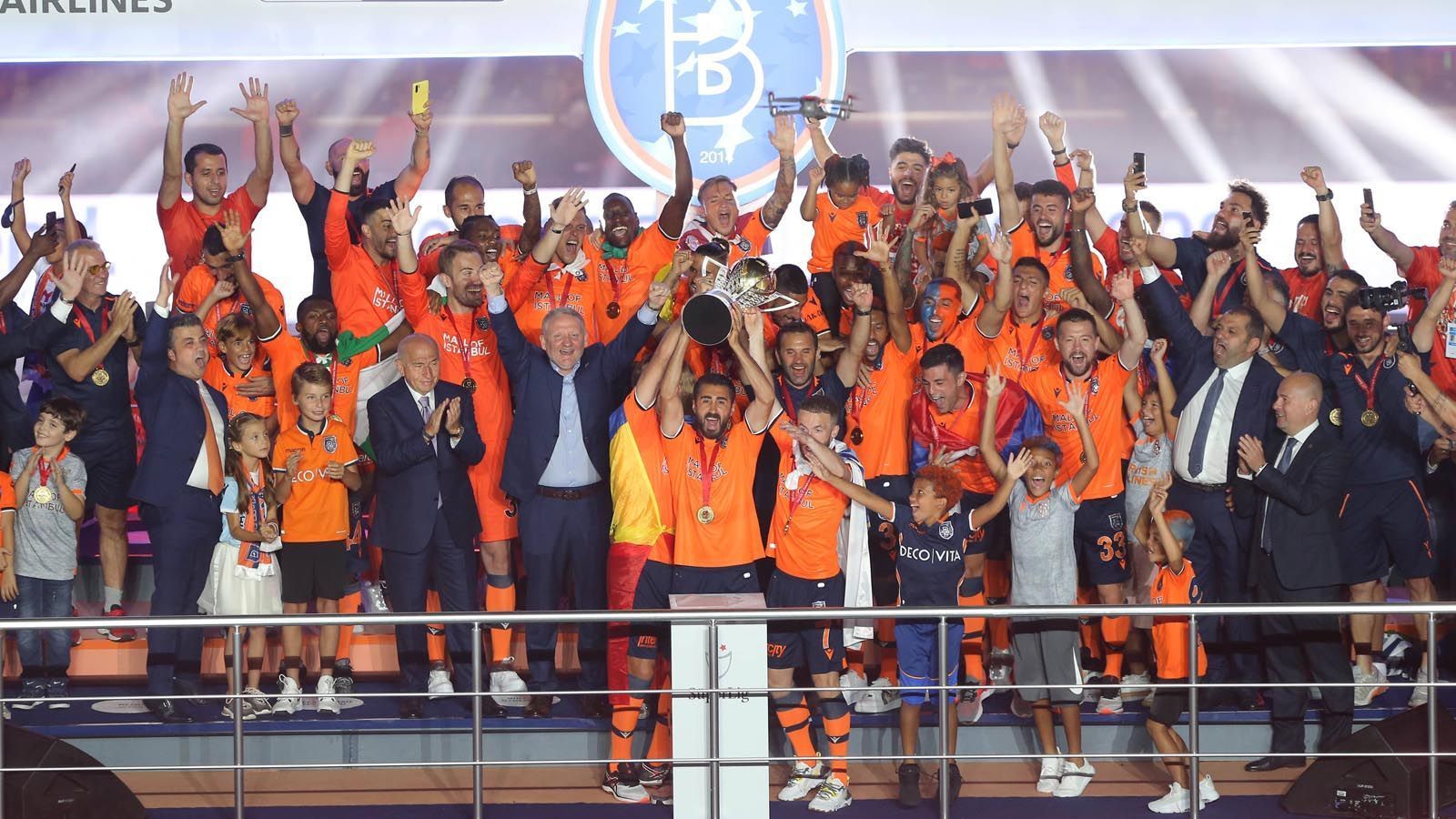 
                <strong>Platz 7: Istanbul Basaksehir</strong><br>
                Euphorisiert von der ersten Meisterschaft der Klubgeschichte, darf der Klub des türkischen Staatspräsidenten Recep Tayip Erdogan auch in der Europa League nicht unterschätzt werden. Im Achtelfinal-Hinspiel gegen den FC Kopenhagen gelang ein 1:0-Sieg. Dieser Vorsprung soll nun in der dänischen Hauptstadt über die Zeit gebracht werden. 
              