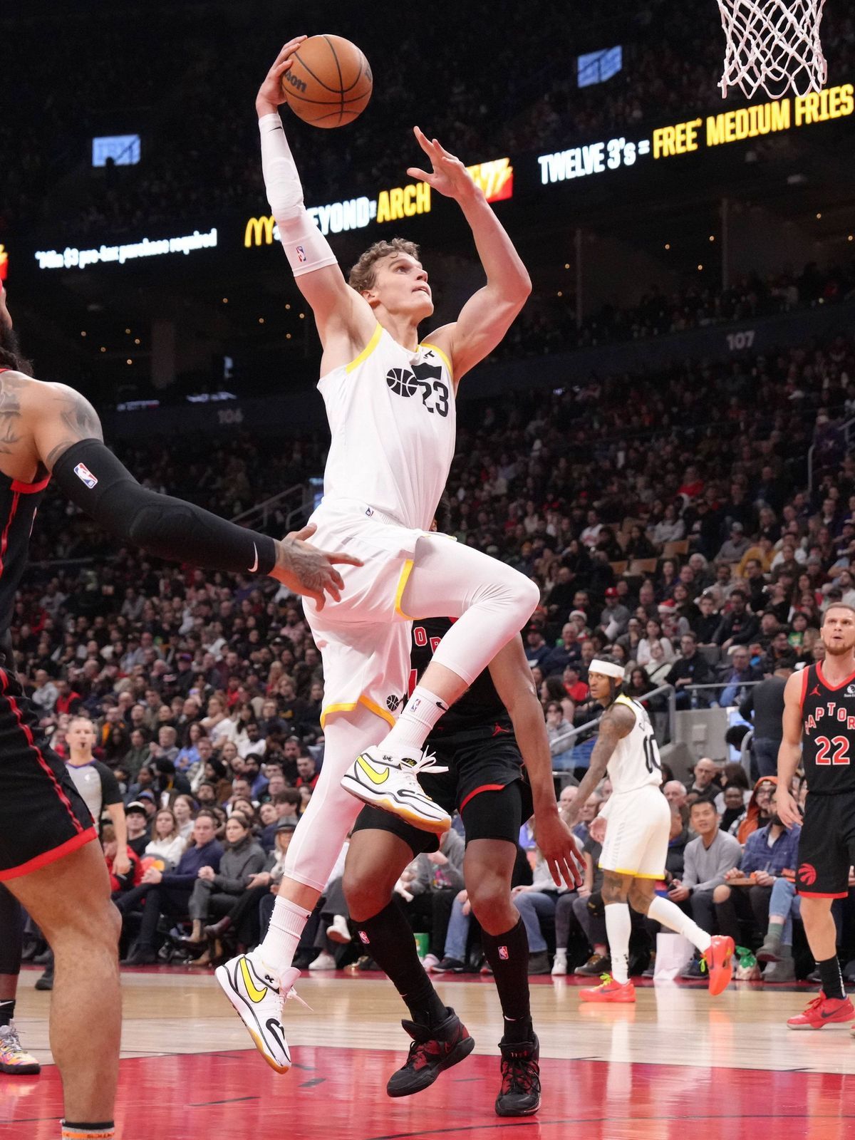 December 23, 2023, Toronto, ON, CAN: Utah Jazz forward Lauri Markkanen (23) scores against the Toronto Raptors during first half NBA, Basketball Herren, USA basketball action in Toronto on Saturday...