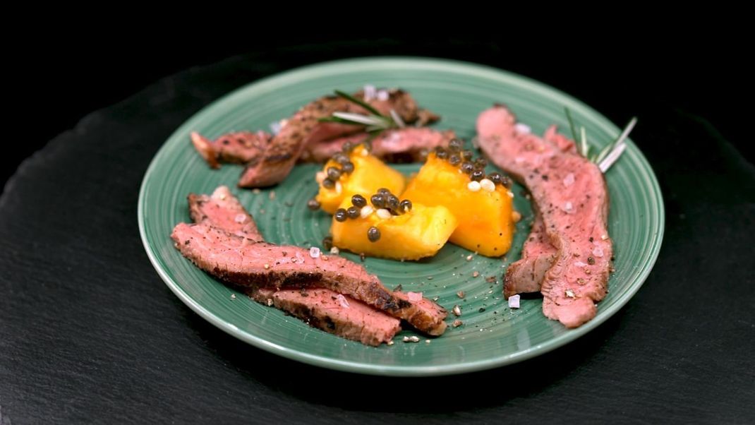 Um deinem Fleisch den Dry-Aged-Style zu verleihen, gibt es einen simplen Trick: Lege es in eine Papaya-Marinade ein. In diesen Früchten stecken Enzyme, welche das Fleisch butterweich werden lassen und ihm einen nussig-herben Geschmack verleihen. Wir zeigen dir im Rezept, wie es funktioniert.