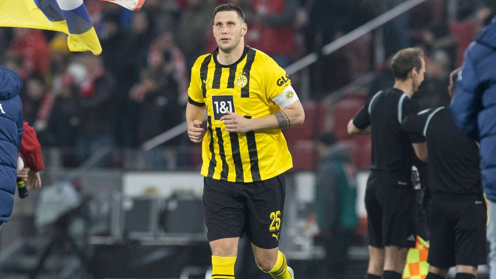 
                <strong>Niklas Süle</strong><br>
                Darf in den ersten Minuten etwas offensiver verteidigen, steht fast als Sechser im BVB-Mittelfeld. Gibt dann aber gewohnt den Abwehrchef, ordnet das Dortmunder Spiel von hinten heraus. Bringt nicht jeden Pass an, liefert aber in dieser Hinsicht eine solide Partie. Defensiv nur selten gefordert und zur Stelle, wenn es brenzlig wird. ran-Note: 3
              