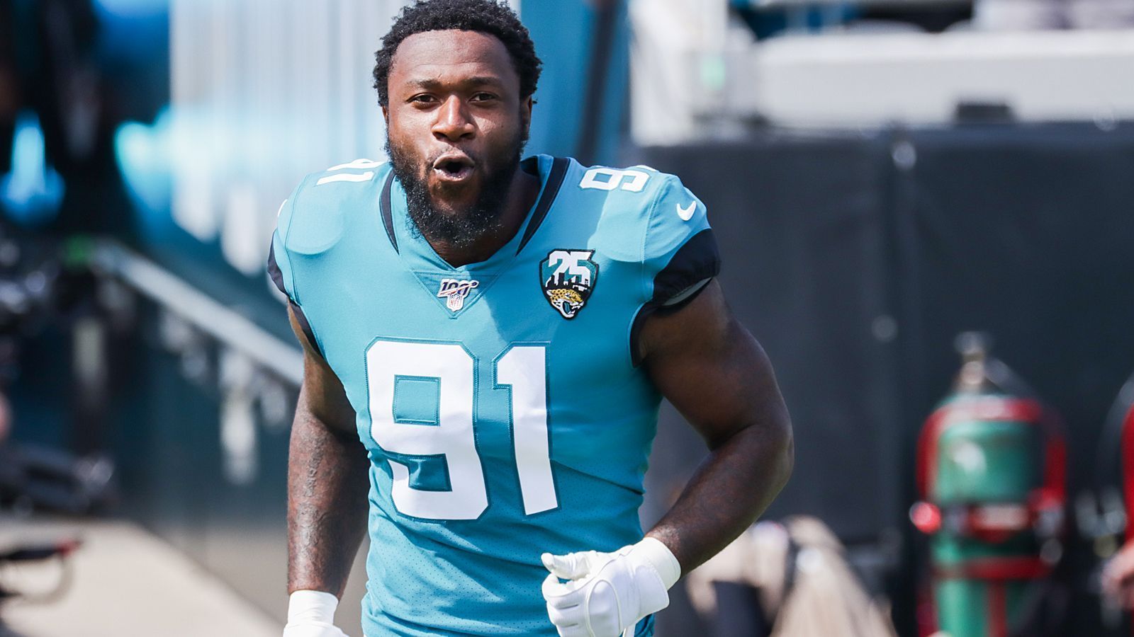 
                <strong>Yannick Ngakoue (Jacksonville Jaguars)</strong><br>
                Beim Defensive End der Jacksonville Jaguars sieht die Situation ganz anders aus: Der Graben zwischen Yannick Ngakoue und den Verantwortlichen der Jaguars ist zu groß, Ngakoue hat öffentlich schon mehrfach betont, kein Spiel mehr für den Klub aus Florida absolvieren zu wollen. Der ehemalige Drittrunden-Pick hat seinen Tag noch nicht unterschrieben und wird dies bei den Jaguars wohl auch nicht machen. Kommt es zu keinem Trade, ist es nicht unwahrscheinlich, dass Ngakoue die nächste Saison aussetzt.
              