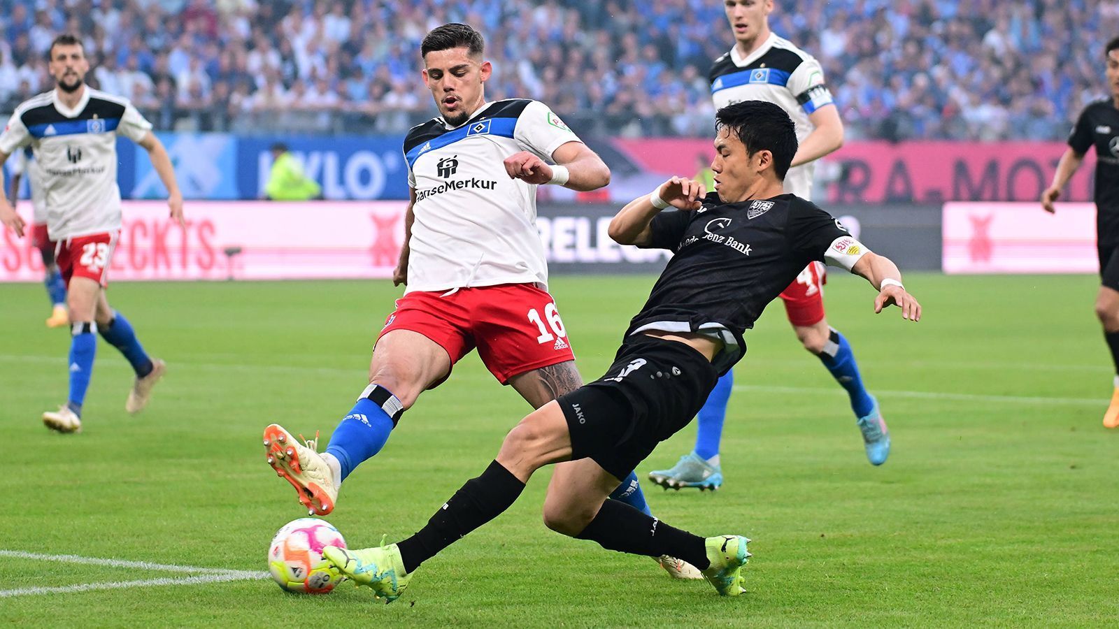 
                <strong>Javi Montero (Hamburger SV)</strong><br>
                Rückt für den erkrankten Jonas David in die Startformation. Der Leihspieler, zuvor nur vier Mal für den HSV im Einsatz bei zwei Platzverweisen, macht seine Sache zunächst ordentlich. Hebt nach dem Seitenwechsel das Abseits vor dem 1:1 auf. Die alleinige Schuld am Ausgleich trägt er jedoch nicht. Unter dem Strich sehr ordentlich. Geht in der 71. Minute vom Platz. ran-Note: 3
              