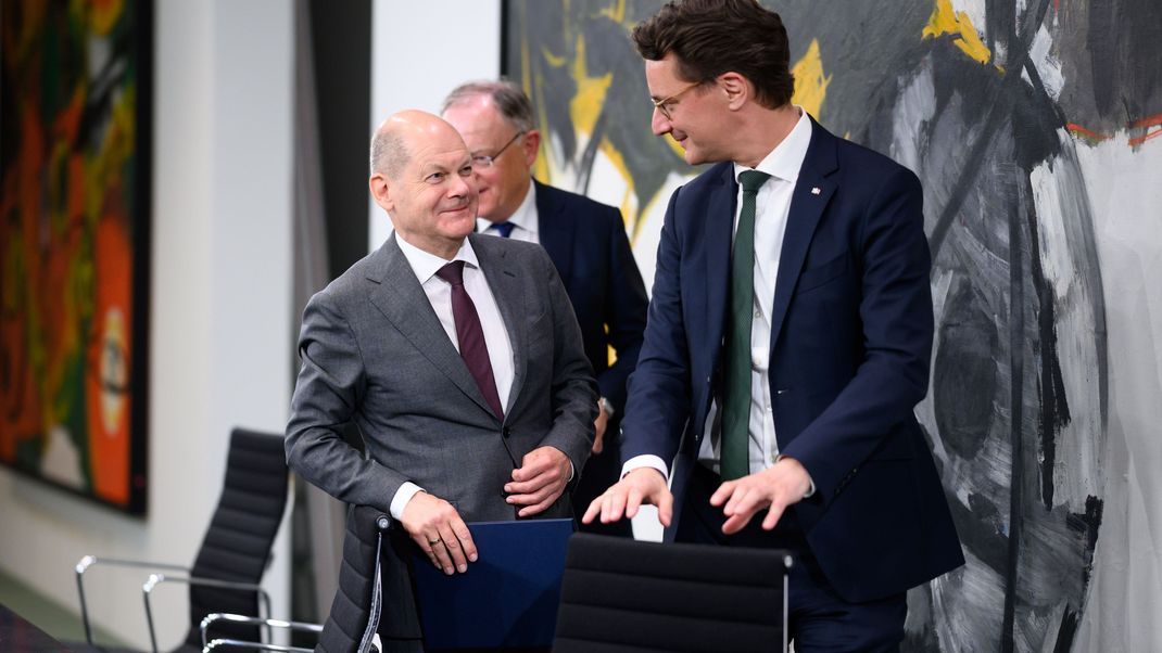 An der Ministerpräsidentenkonferenz nehmen unter anderem Olaf Scholz (links), Niedersachsens Ministerpräsident Stephan Weil (Mitte) sowie Hendrik Wüst, Ministerpräsident von Nordrhein-Westfalen, teil.