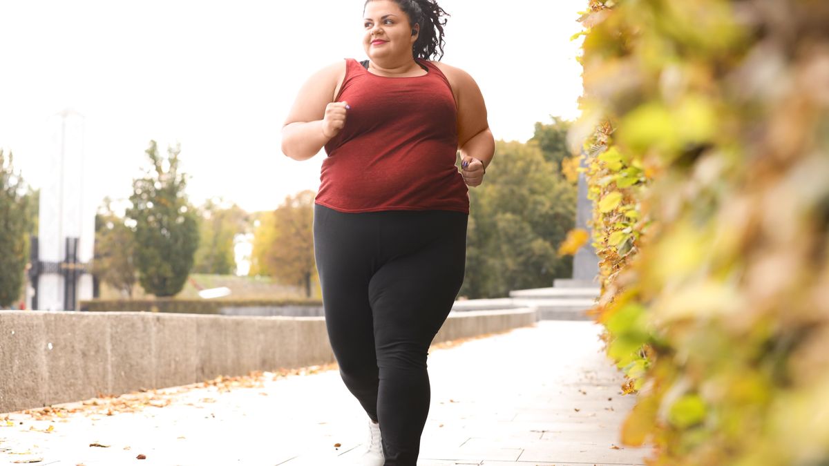 Füllige Frau beim Joggen.