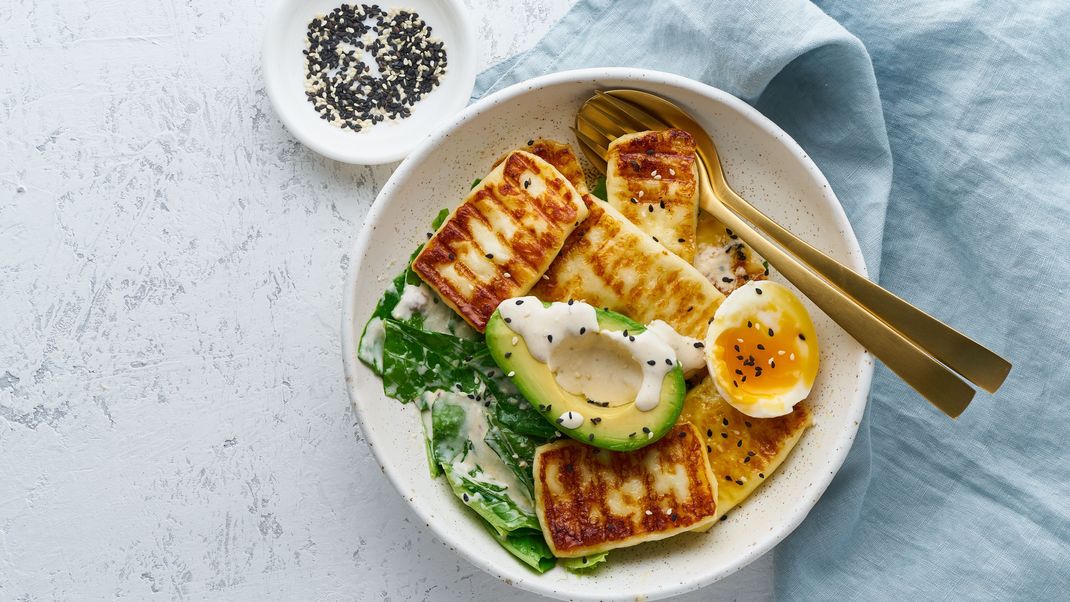 Halloumi kannst du auch wunderbar gegrillt zu einem Salat mit frischem Dressing und Gemüse essen.