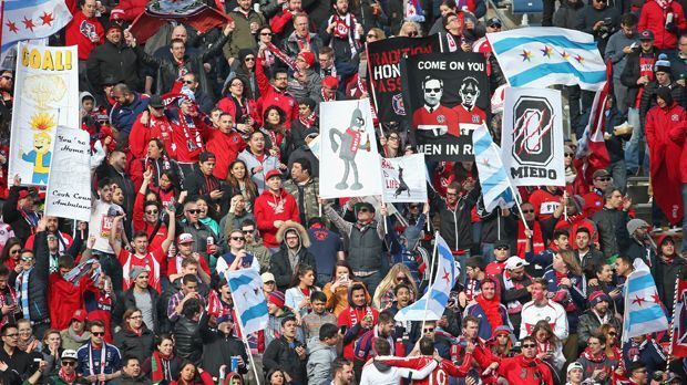 
                <strong>Die Fans</strong><br>
                Dem Klub folgt eine für US-Verhältnisse erstaunlich große Fan-/Ultra-Bewegung. Sie sind in den Blöcken 117 und 118 am Nordende des Stadions beheimatet, genannt auch "Section 8" (die Fans trafen sich früher im Soldier Field in der Sektion 8) oder "Harlem End" (weil dahinter die Harlem Avenue verläuft).
              