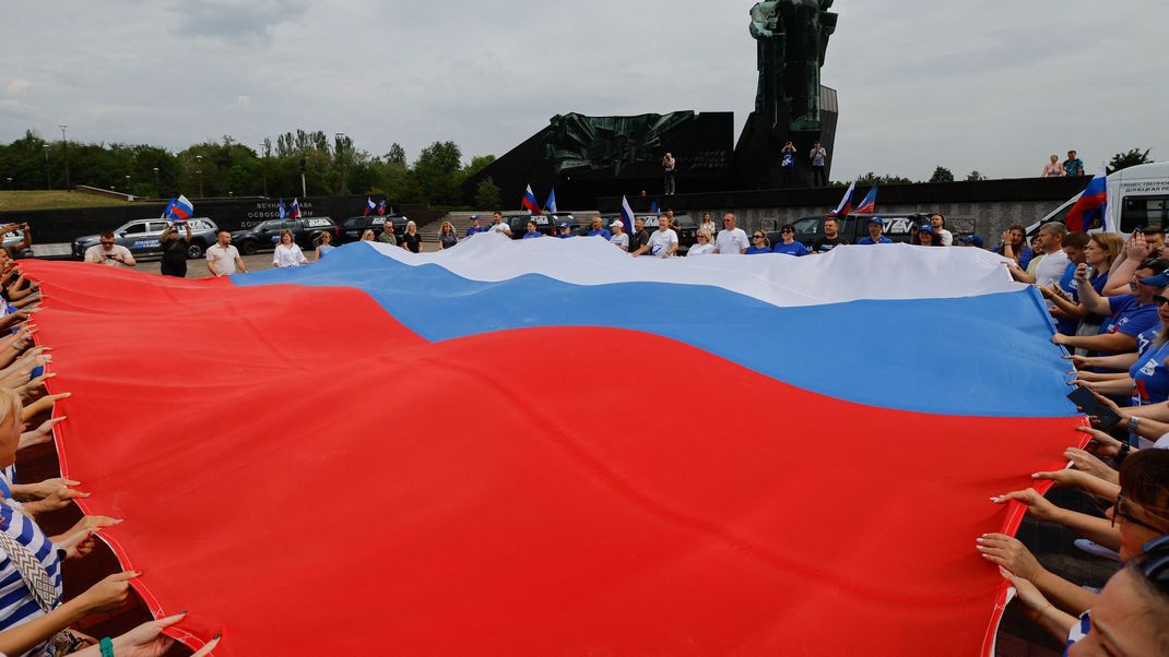 In ganz Russland feiern zahlreiche Menschen am 12. Juni den "Tag Russlands".
