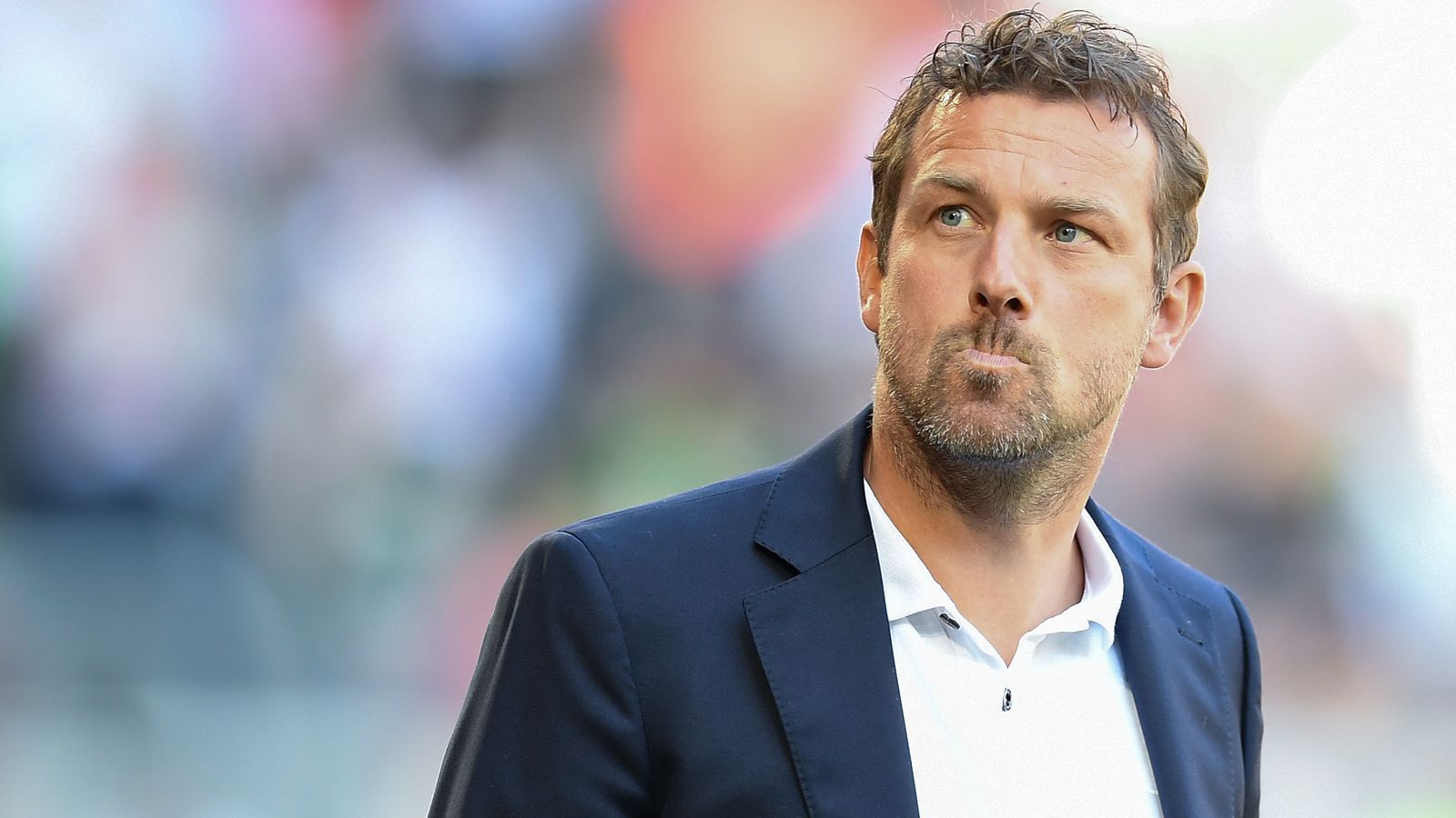 
                <strong>Markus Weinzierl</strong><br>
                Geburtsdatum: 28. Dezember 1974 / Ohne Job seit: April 2019 / Zuletzt Trainer bei: VfB StuttgartAuf Schalke war auch Markus Weinzierl mal, seine bislang letzte Station war jedoch der VfB Stuttgart, den er in der Saison 2018/19 vor dem Abstieg bewahren sollte. Gut geendet, hat diese Zusammenarbeit jedoch nicht. Von 23 Bundesliga-Spielen konnte der VfB unter Weinzierls Leitung nur vier gewinnen. Schon im April 2019 war daher für ihn Schluss in Stuttgart. Seine bislang erfolgreichste Trainerstation hatte Weinzierl in Augsburg. Er entwickelte den Klub von zwischen 2012 und 2016 zum soliden Bundesligisten, der zwischenzeitlich sogar international spielen durfte. 
              
