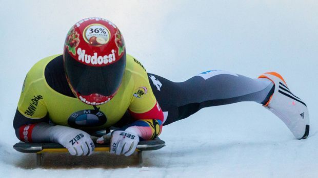 
                <strong>Skeleton</strong><br>
                Die Voraussetzungen stimmen, die Aussichten sind auch im Skeleton rosig. Weltmeisterin Jacqueline Lölling (im Bild) gewann 2017 neben dem WM- auch den EM-Titel, dazu den Gesamtweltcup, den sie sich auch in dieser Saison sicherte. Die Weltcup-Gesamtzweite Tina Hermann ist ebenfalls in Medaillenform. Der WM-Zweite Axel Jungk holte sich rechtzeitig vor Olympia den ersten Weltcupsieg seiner Karriere.
              