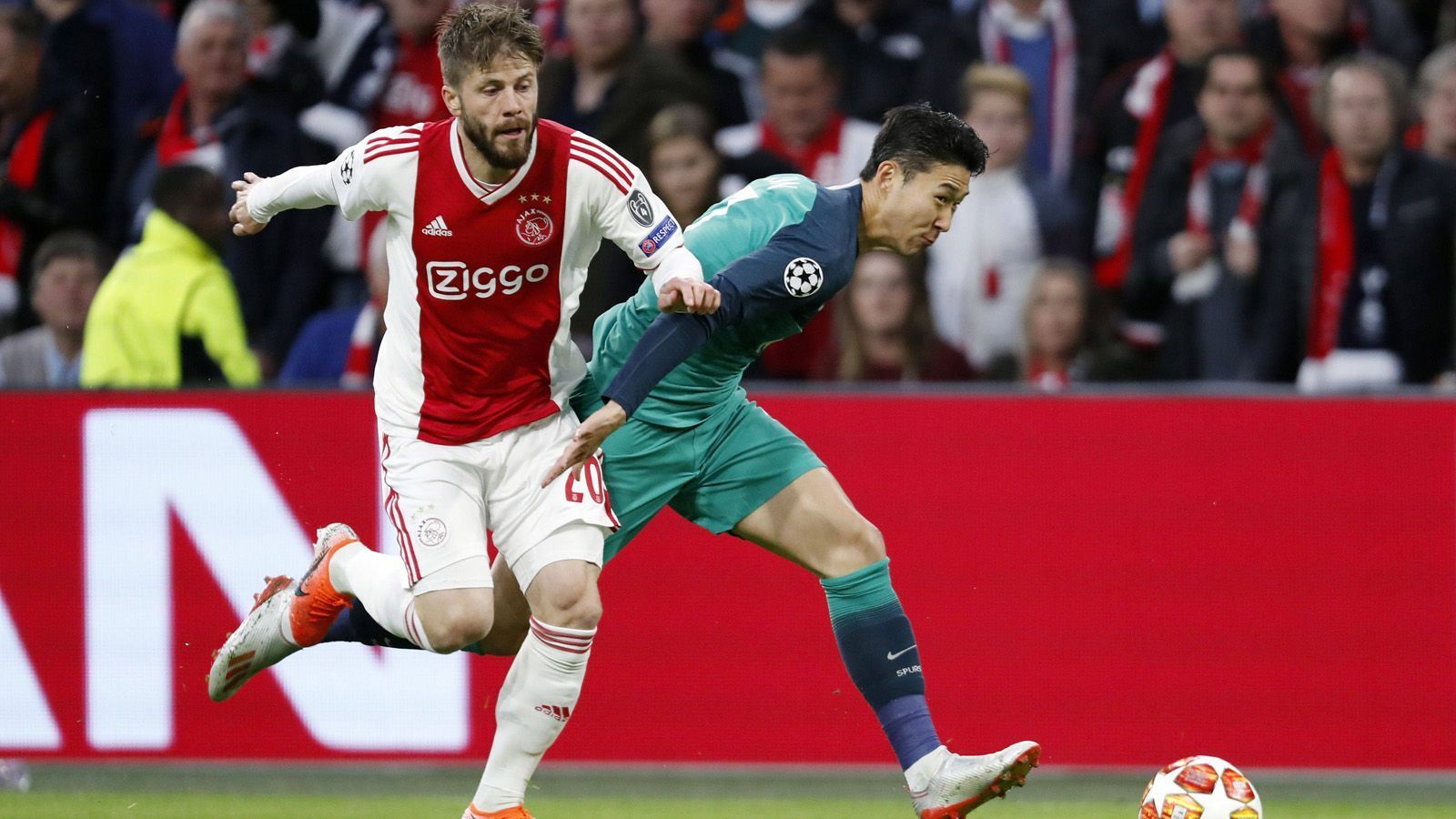 
                <strong>Lasse Schöne (Ajax Amsterdam)</strong><br>
                Leitet den Ball bei einem Konter (30.) wunderschön aus dem Zentrum nach links auf den freien Tadić weiter. Kommt beim ersten Treffer von Lucas zu spät, spitzelt beim 2:2 seinem Keeper den Ball unglücklich aus der Hand. Wird direkt danach durch Veltmann ersetzt. ran-Note: 3
              