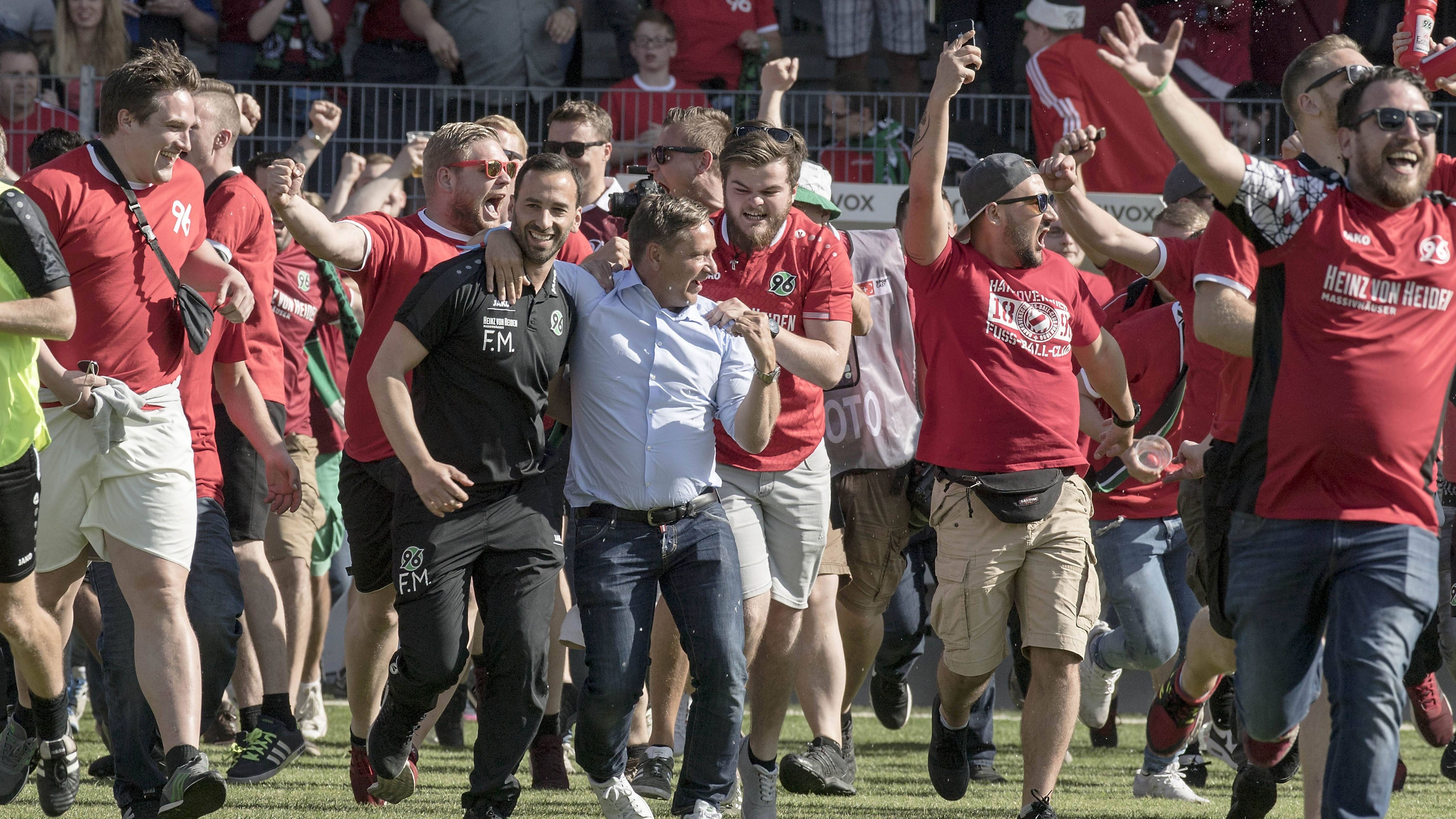 
                <strong>2015/16: Hannover 96</strong><br>
                Im Jahr zuvor waren die 96er dem Abstiegsgespenst gerade so entkommen, im Mai 2016 ging es jedoch wieder zurück in die Zweitklassigkeit. Wie Mitabsteiger Stuttgart stolperten die Hannoveraner durch die Anfangsphase der Saison und mussten ausgerechnet dem Erzrivalen aus Braunschweig lange Zeit den Vortritt lassen. Nach dem Trainerwechsel zu Andre Breitenreiter im März 2016 starteten die Niedersachsen eine beeindruckende Aufholjagd und sicherten sich am 34. Spieltag den direkten Aufstieg und zweiten Platz hinter Stuttgart.
              