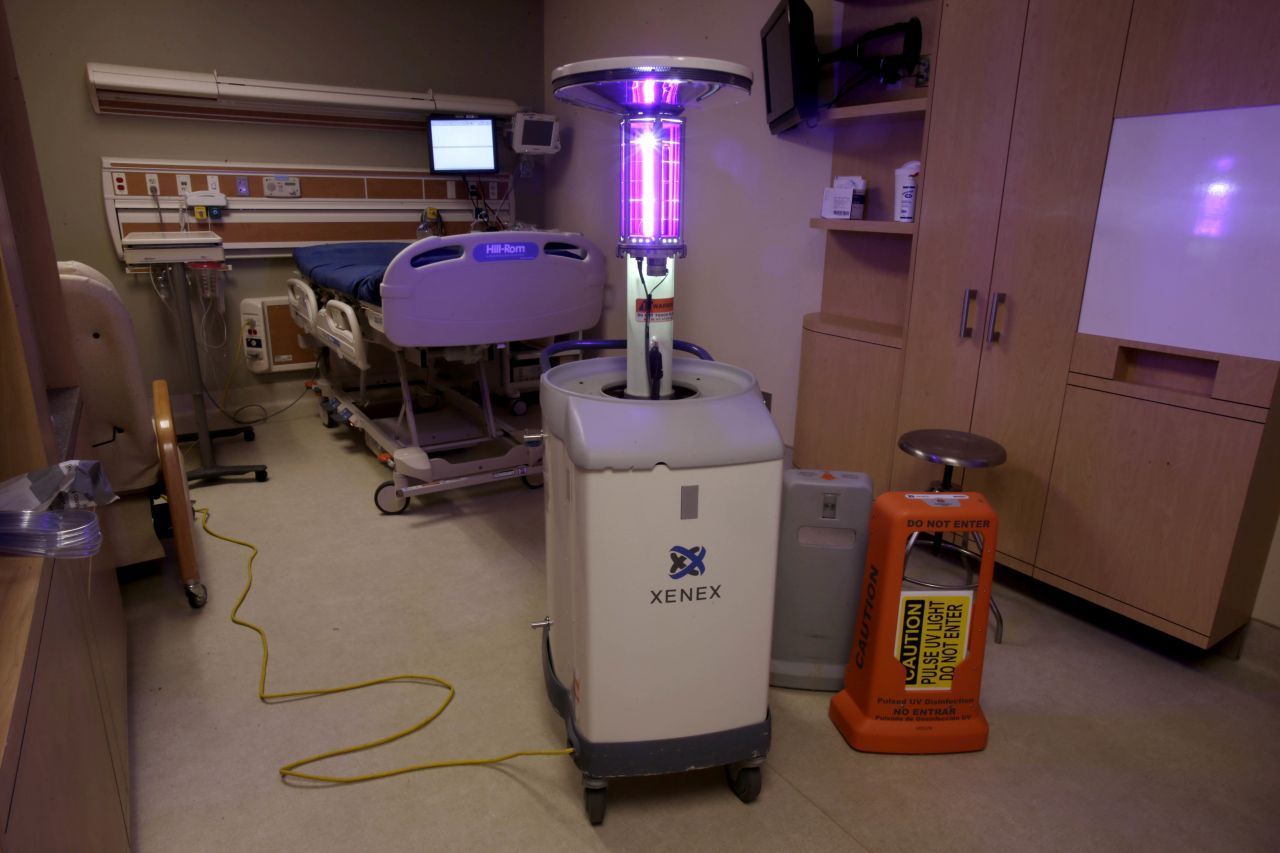 In Krankenhäusern werden die Zimmer mit energiereichem Licht für den nächsten Patienten gesäubert.