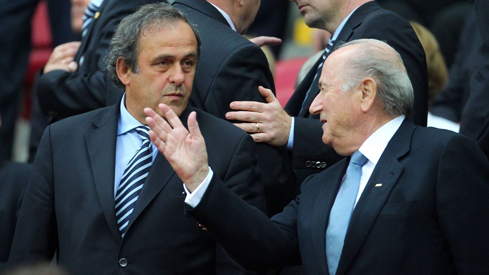 
                <strong>7. Januar 2011</strong><br>
                UEFA-Chef Michel Platini plädiert für eine WM im Winter. Blatter gibt an, persönlich auch eine "angenehme Atmosphäre" vorzuziehen, die FIFA sei aber neutral. Wenn überhaupt, müsse das WM-Organisationskomitee auf den Weltverband zukommen.
              