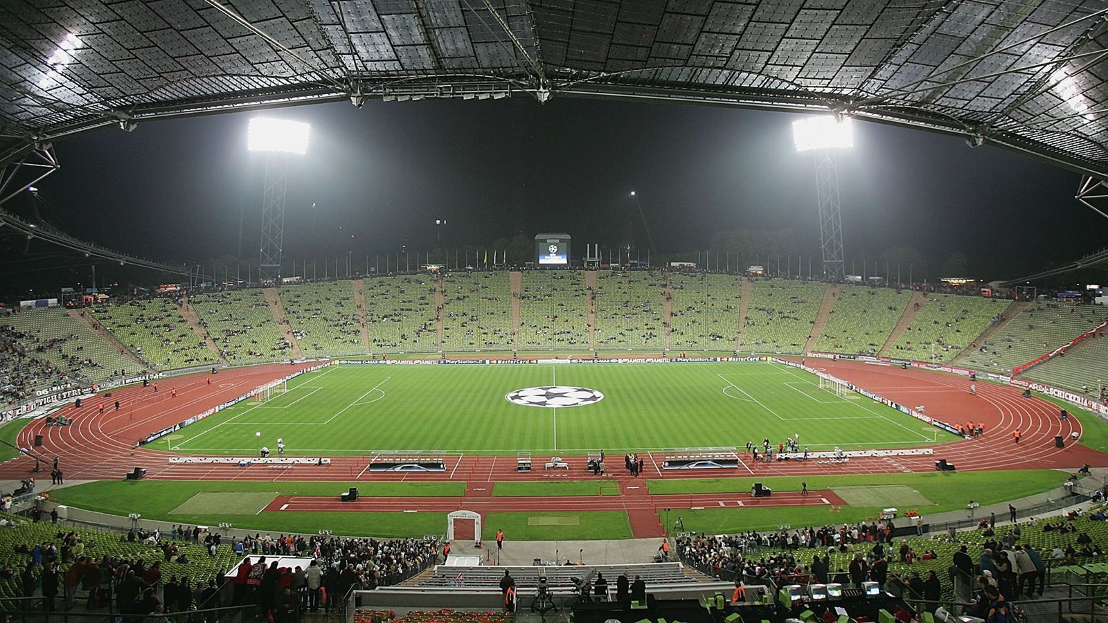 
                <strong>Münchener Olympiastadion (FC Bayern München und teilweise 1860 München)</strong><br>
                Das Münchener Olympiastadion wurde speziell für sie Olympischen Sommerspiele 1972 erbaut. Später diente es als Heimspielstätte des FC Bayern München und (teilweise) 1860 München. 1974 feierte die deutsche Nationalmannschaft den Gewinn der Weltmeisterschaft in diesem Stadion. Auch 1988 fanden Spiele der EM-Endrunde dort statt. Seit 1997 steht das Stadion mit seinem ikonischen Zeltdach unter Denkmalschutz. 
              