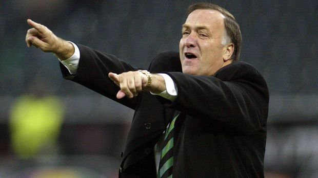 
                <strong>Dick Advocaat (Borussia Mönchengladbach)</strong><br>
                Im November 2004 versuchte es Borussia Mönchengladbach mit der ganz großen Lösung. Die "Fohlen" verpflichteten Dick Advocaat. Der "kleine General" sollte die Borussia zu den Erfolgen früherer Tage führen. Doch in 18 Spielen feierte Gladbach trotz prominenter Neuzugänge nur vier Siege. So rutsche die Elf vom Niederrhein immer tiefer in den Abstiegskampf. Deshalb reagierte die Gladbachs Vereinsführung im April 2005, nach einem 1:1-Unentschieden gegen Mainz am 29. Spieltag. Advocaat wurde entlassen und durch Horst Köppel ersetzt. Unter dem damaligen Coach der Borussia-Amateure schaffte der Bundesligist dann doch noch auf den letzten Drücker den Klassenerhalt. Heute ist der 70-jährige Advocaat niederländischer Bondscoach.
              