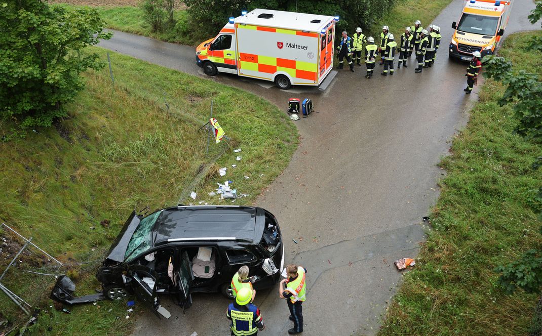 Bei einem schweren Unfall auf der A96 in Schwaben ist eine Frau ums Leben gekommen. Ihr Mann wurde schwer verletzt. 