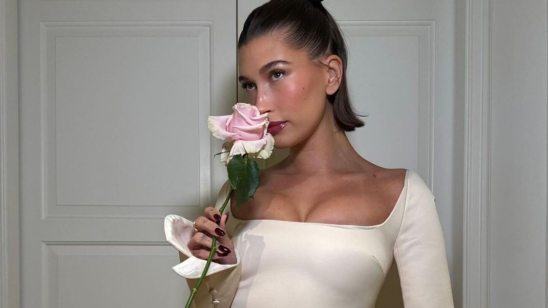 Hailey Bieber ist die ungekrönte Königin der Nageltrends: Nahezu wöchentlich inszeniert sie für ihre Fans auf Social Media einen neuen Nail-Look - wir haben die Highlights 2023!