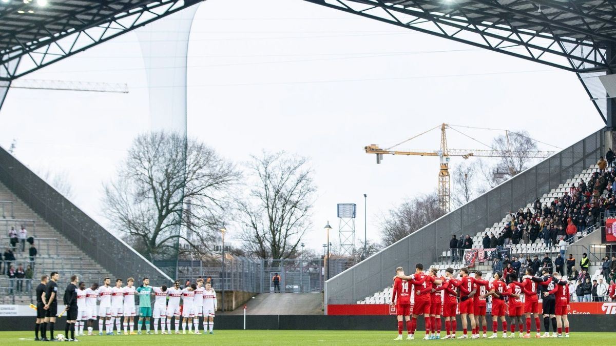 Schweigeminute im Essener Stadion