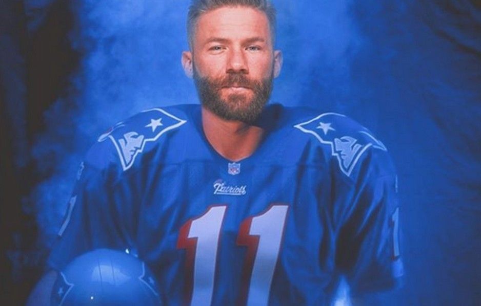 
                <strong>Julian Edelman teast neues Patriots-Jersey an</strong><br>
                Bekommen die New England Patriots neue Trikots? Möglich! Julian Edelman teaste auf seinem Instagram-Account bereits eventuelle neue Jerseys mit den vielsagenden Worten an: "Hearing rumors about new jerseys...". Zudem trug er auf dem geposteten Bild ein Trikot, welches es so noch nicht zu kaufen gibt. Vielleicht ändert sich das ja schon bald ...
              