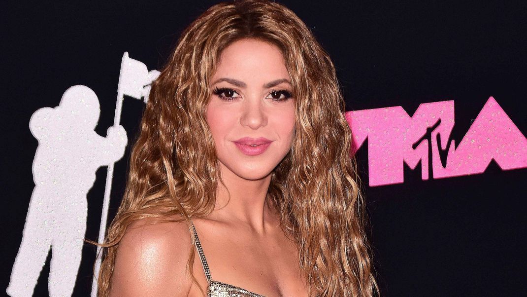 Gegen Shakira wird ermittelt: Die Musikerin soll Steuern im zweistelligen Millionenbereich hinterzogen haben. Nun droht ihr eine langjährige Haftstrafe. Alle Infos dazu gibt es hier!