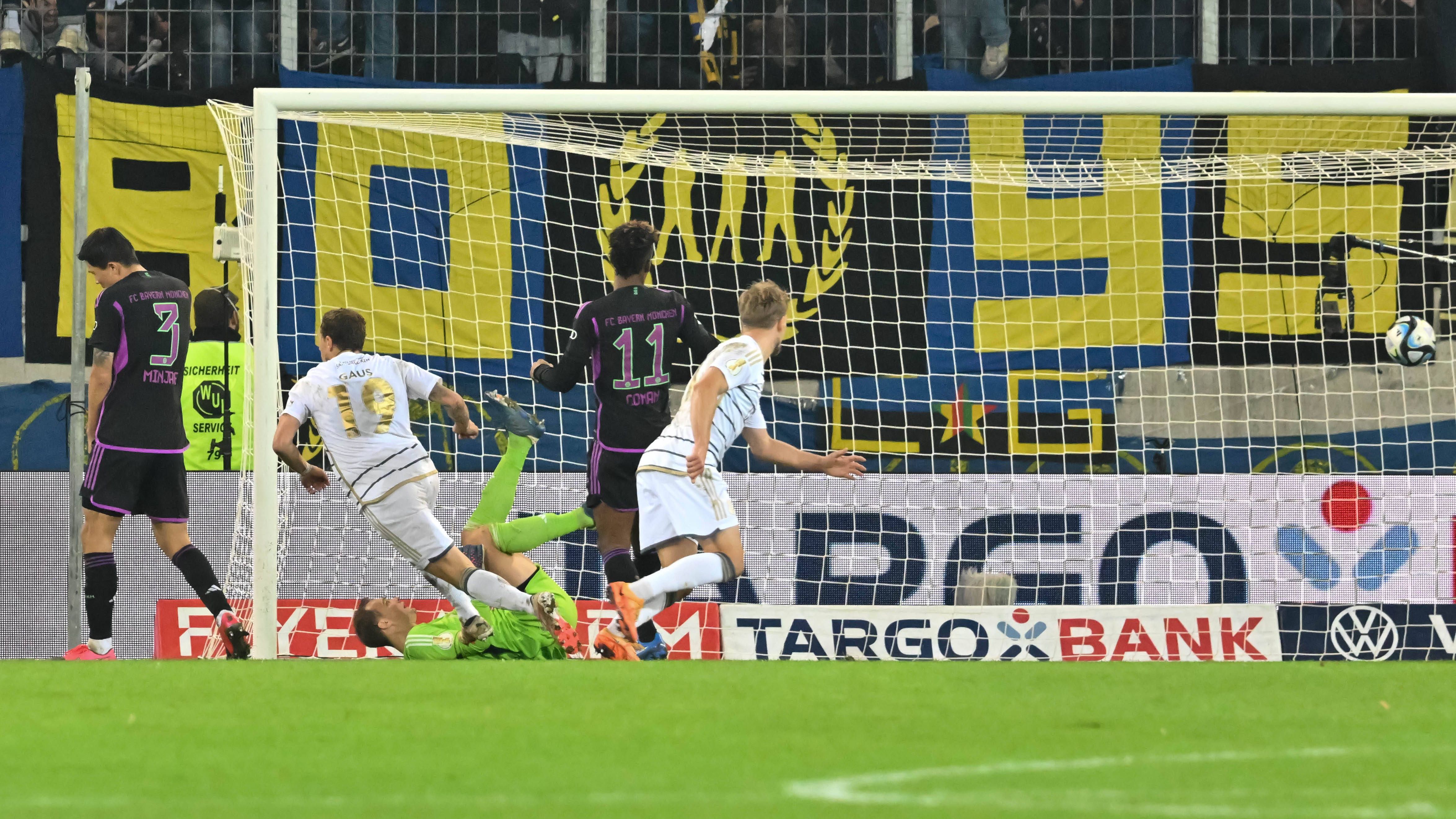 <strong>2023/24: Zweitrunden-Aus gegen den 1. FC Saarbrücken</strong><br>Eigentlich lief für den FC Bayern in Saarbrücken alles rund: Auf dem seifigen Rasen stellte Thomas Müller früh auf 1:0. Fahrige Bayern jedoch ließen den FCS zurück ins Spiel kommen, der über die gesamte Spielzeit wehrhaft war und in der sechsten Minute der Nachspielzeit den Siegtreffer durch Marcel Gaus markierte. Der Ludwigspark war ein Tollhaus!