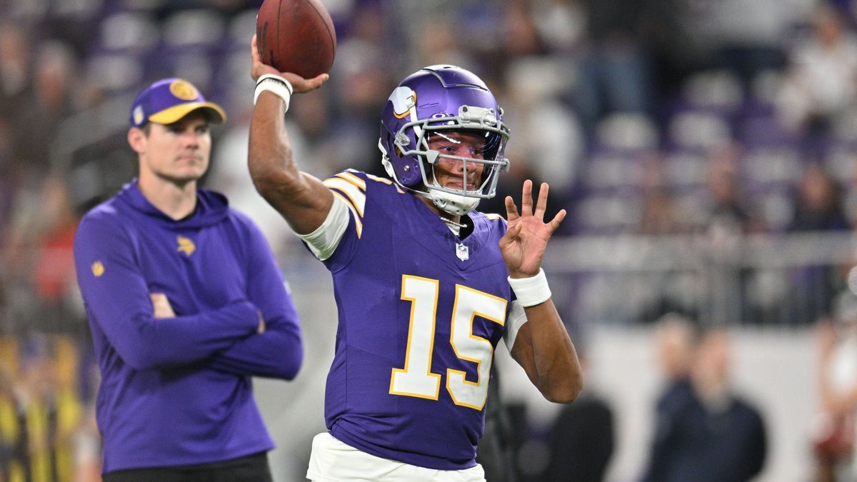 NFL, American Football Herren, USA Chicago Bears at Minnesota Vikings Nov 27, 2023; Minneapolis, Minnesota, USA; Minnesota Vikings quarterback Joshua Dobbs (15) warms up before the game between the...