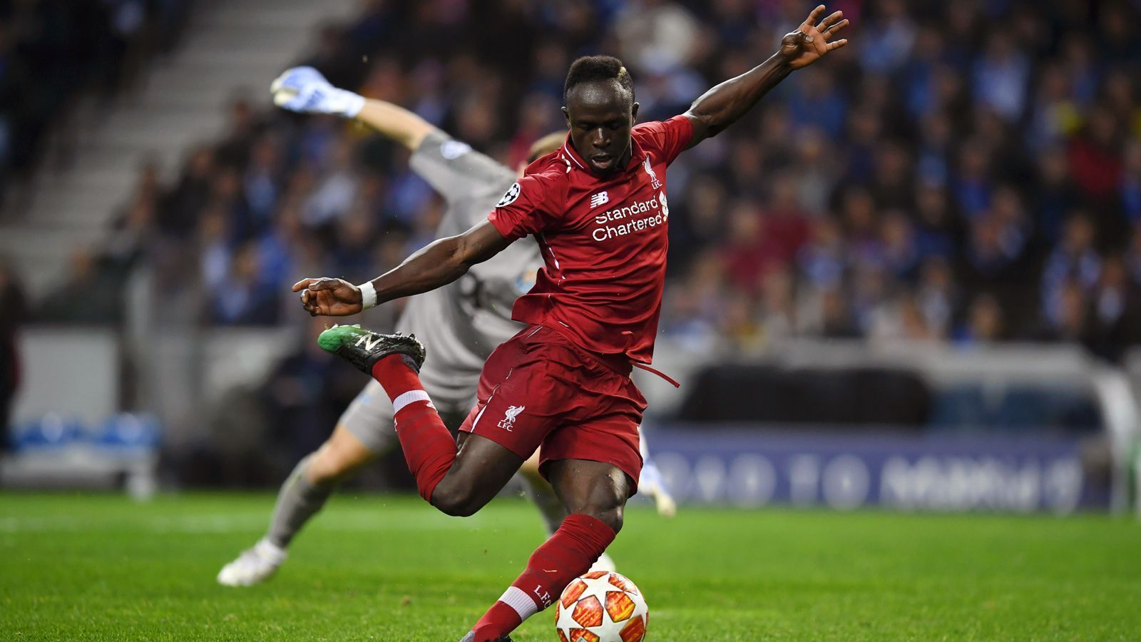 
                <strong>Angriff - Sadio Mane (FC Liverpool)</strong><br>
                Ablöse: 34 Millionen EuroVerpflichtet von: FC Southampton
              