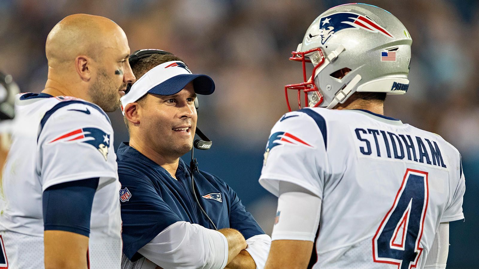
                <strong>New England Patriots: Die Quarterbacks im Vergleich</strong><br>
                "Ich denke, dass Brian Hoyer am ersten Spieltag für die New England Patriots auf dem Platz stehen wird", gab der langjährige Pass-Rusher der "Pats", Rob Ninkovich, bei "ESPN" zu Protokoll. Zahlreiche Experten sehen allerdings in Jarrett Stidham den Brady-Nachfolger. Aller Voraussicht nach werden Hoyer und Stidham um den Quarterback-Job für die kommende Saison bei dem Team von Head Coach Bill Belichick spielen. "Beide bekommen Zeit, um sich zeigen zu können", ließ der Coach im Rahmen des NFL Drafts durchblicken. ran.de nimmt die beiden potenziellen Starter unter die Lupe.
              