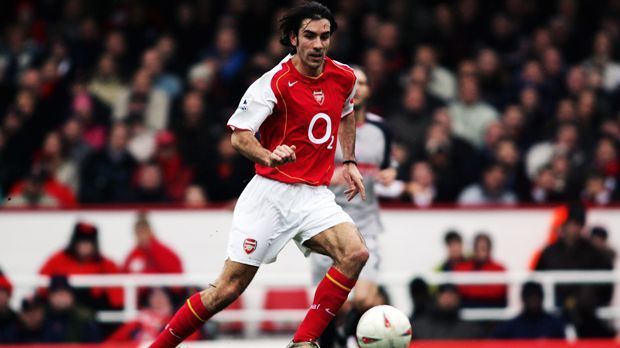 
                <strong>Robert Pires</strong><br>
                Robert Pires: Sechs Jahre lang schnürte der Franzose seine Schuhe für die Gunners. Wenger holte den Mittelfeldspieler im Sommer 2000 als frischgebackenen Europameister von Marseille nach London. In 274 Spielen steuerte Pires 79 Tore bei und war Mitglied der Meistermannschaften von 2002 und 2004. Zwischen 2006 und 2010 hatte der Franzose dann auch noch eine erfolgreiche Zeit beim FC Villarreal. Seine Karriere beendete Pires erst 2016 mit 42 Jahren. Die letzte Profistation der Arsenal-Ikone war der FC Goa in Indien.
              