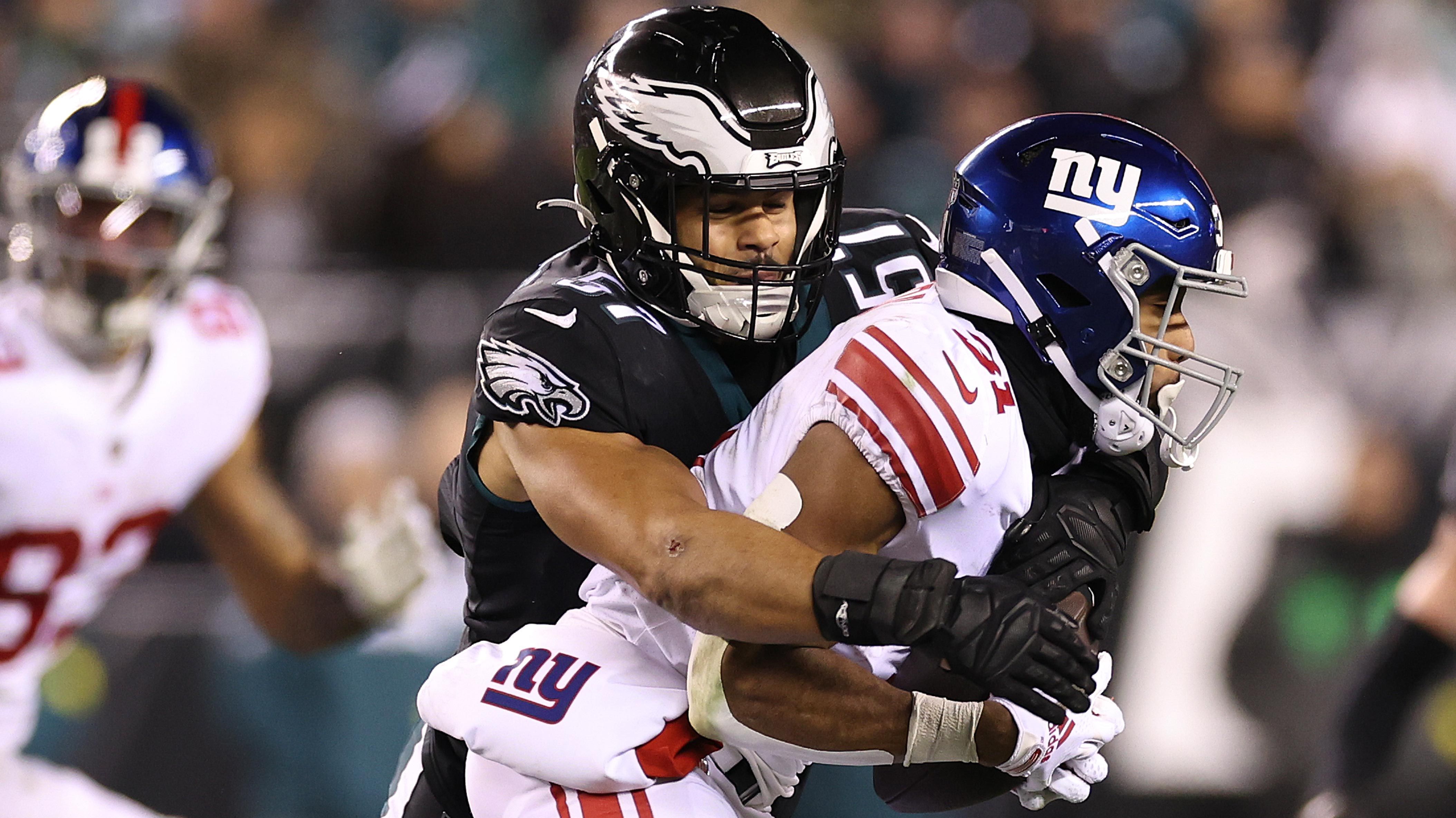 
                <strong>Gewinner: Defense der Philadelphia Eagles</strong><br>
                Der Pass Rush der Philadelphia Eagles war auch beim deutlichen 38:7-Sieg gegen die New York Giants ein großer Faktor. Fünf Mal sackten Haason Reddick, Fletcher Cox und Co. Giants-Quarterback Daniel Jones. Ohnehin zeigte "Philly" Jones und Star-Running-Back Saquon Barkley gehörig die Grenzen auf. Nur 227 Yards und 13 First Downs ließen die Eagles gegen sich zu. Zum Vergleich: Eagles-Quarterback Jalen Hurts kam mit seiner Offense auf 416 Yards und doppelt so viele First Downs.
              