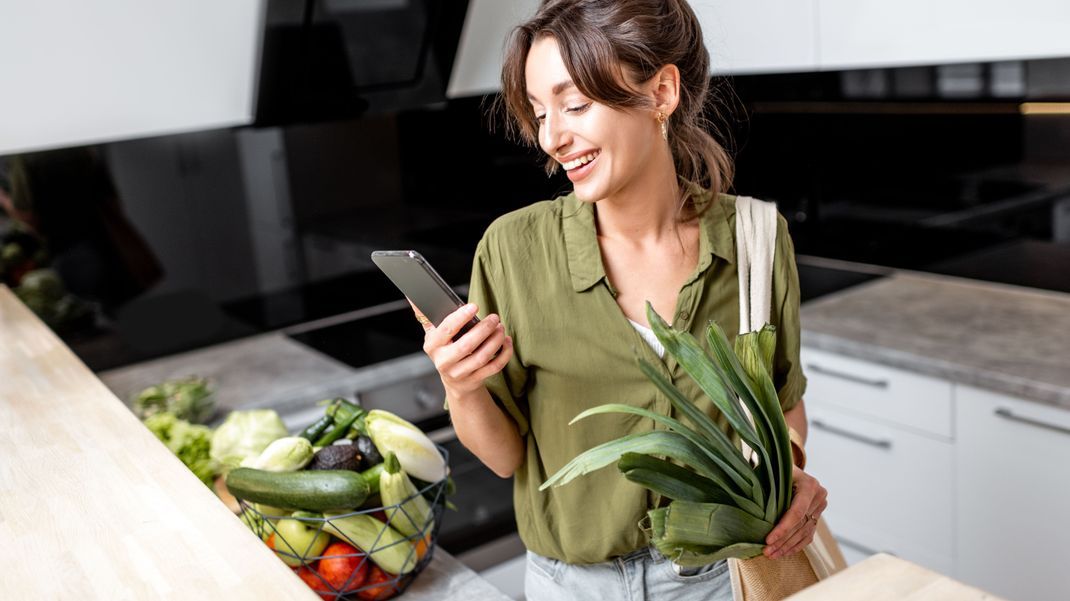 Vegane Ernährung muss nicht teuer sein: Apps, Preisvergleiche und Meal Prep können dir dabei helfen, richtig Geld zu sparen.