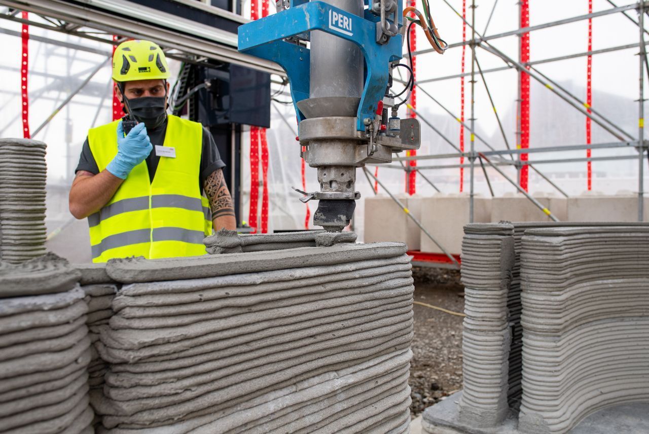 Setzt sich das 3D-Drucken durch, hat das Baustellen-Personal weniger körperliche Belastung. Dafür weiß es, welche Knöpfe gedrückt werden müssen.