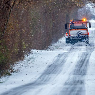 Schneefall und Glatteis behindert den Verkehr in Norddeutschland.