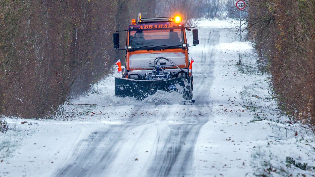 Der Winterdienst streikt in Niedersachsen, Bremen und Schleswig-Holstein. Räumfahrzeuge von staatlichen Straßenmeistereien bleiben in der Garage.