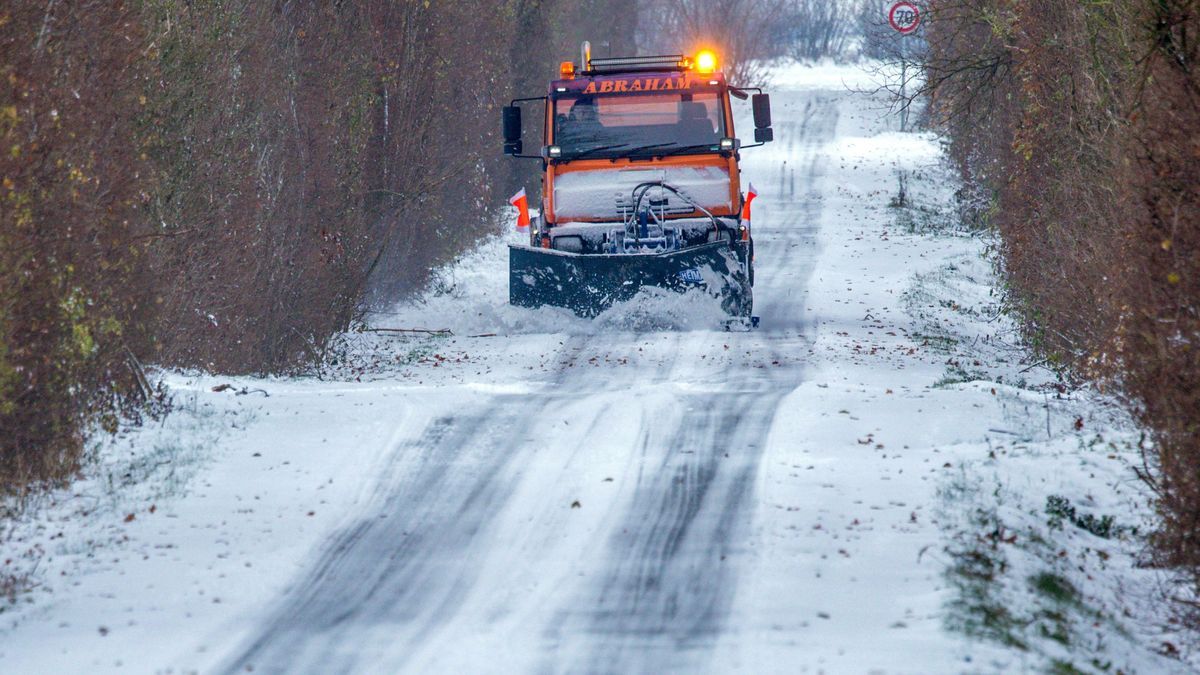 Schneefall und Glatteis behindert den Verkehr in Norddeutschland.