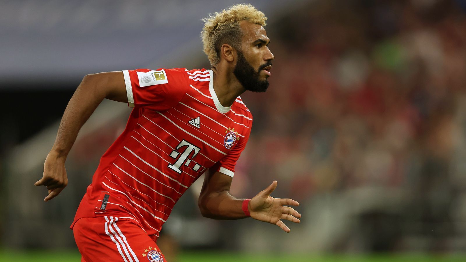 
                <strong>Eric Maxim Choupo-Moting</strong><br>
                Erfüllt seine Rolle auch gegen den Ex-Klub, bei dem er sich zwischen 2011 und 2014 in der Bundesliga etablierte. Schafft Räume, bindet Gegner und ist zur Stelle, wen man ihn braucht, nämlich als Wandspieler mit Musiala vor dem 2:0. Trifft in der 54. Minute aus spitzem Winkel nur den Pfosten, seine erste (!) vergebene Chance seit dem Startelf-Comeback. Macht sein Tor aber doch noch in der 86. Minute. Der sechste Treffer in den vergangenen fünf Pflichtspielen. ran-Note: 2
              