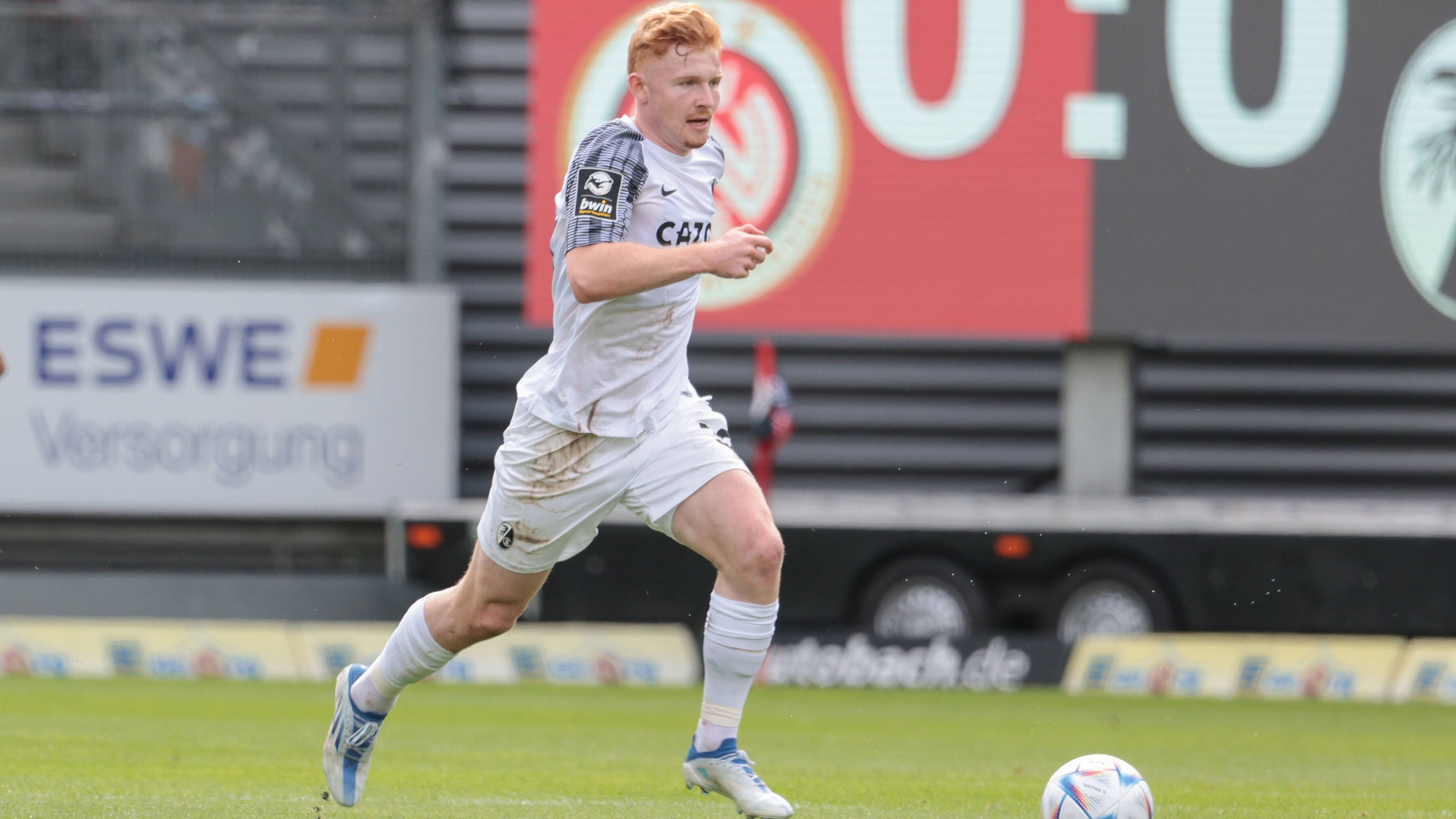 
                <strong>14. SC Freiburg</strong><br>
                Durchschnittsalter des Kaders: 25,5 JahreJüngster Spieler im Kader: Robert Wagner (19 Jahre, zwei Monate und vier Tage)Ältester Spieler im Kader: Nils Petersen (33 Jahre, neun Monate und zwölf Tage)
              