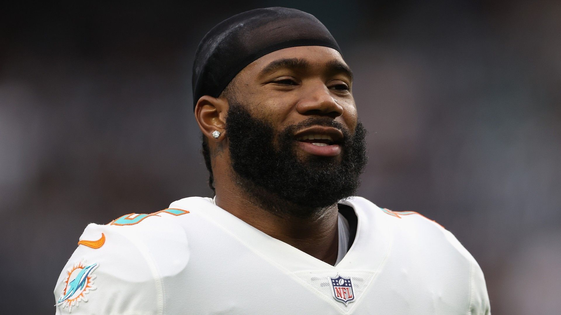 
                <strong>Xavien Howard (Miami Dolphins) </strong><br>
                Während sich Xavien Howard in der vergangenen Saison mit zehn Interceptions als einer der besten Cornerbacks der NFL etablierte, sorgte er in der Offseason mit Zoff um seinen Vertrag für Aufsehen. Schließlich erhielt er durch eine Umstrukturierung mehr Geld und kehrte pünktlich zum Saisonstart zurück. Eigentlich gingen die Dolphins als Playoff-Kandidaten ins Rennen, doch mittlerweile stehen sie an einem Scheideweg. Mit einer Bilanz von 1-3 und einem schweren Spielplan vor der Brust sind die Playoffs derzeit in weiter Ferne. Entscheiden sich die Verantwortlichen am South Beach dann für einen kleinen Umbruch noch während der Saison, würde ihnen Howard wohl einiges an Gegenwert einbringen, während sich andere Teams einen Star-Verteidiger schnappen könnten. 
              