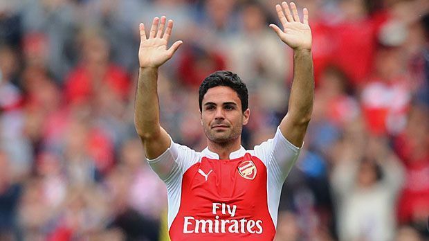 
                <strong>Mikel Arteta</strong><br>
                Mikel Arteta - Karriereende mit 34 Jahren. Der Spanier verlässt die Bühne, verlängert seinen Vertrag beim FC Arsenal nicht. Grund dürfte die Verletzungsmisere sein, die den eigentlichen Kapitän immer wieder zurückgeworfen hat. In den vergangenen beiden Spielzeiten verpasst der Mittelfeldspieler wegen Blessuren an Wade, Knöchel, Sprunggelenk oder Oberschenkel fast 50 Partien. Nun wechselt er wohl direkt in den Trainerstab eines Top-Klubs - laut "Daily Mail" werben neben den "Gunners" auch Manchester City und Tottenham Hotspur um Artetas Dienste.
              