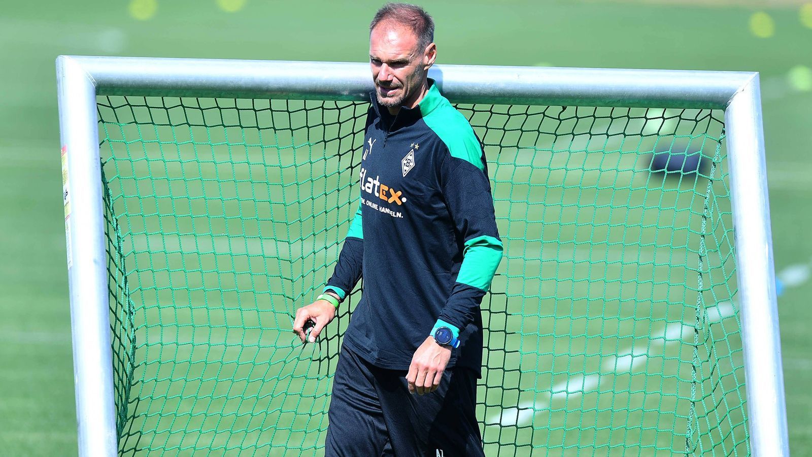 
                <strong>Alexander Zickler</strong><br>
                Einer dieser Vertrauten ist Co-Trainer Alexander Zickler, der in selber Position nun auch in Gladbach agiert. Der Ex-Stürmer, der zwischen 2005 und 2010 noch als Aktiver für Salzburg auflief, wurde 2017 zum Assistenten von Rose, als dieser vom Nachwuchs- zum Chef-Trainer befördert wurde. Wie Rose im Nachhinein bestätigte, war die Chemie zwischen den beiden so gut, dass man sich schnell darauf verständigte, auch perspektivisch bei anderen Vereinen zusammenarbeiten zu wollen. Genau so kam es dann auch, als die Anfrage im Frühjahr 2019 aus Gladbach eintrudelte. Nun teilen sich Rose und Zickler in Gladbach nicht nur die Trainingsarbeit, sondern sind auch zusammen in eine Männer-WG gezogen. Roses Familie wohnt nämlich weiterhin in Leipzig, die von Zickler in Österreich.
              