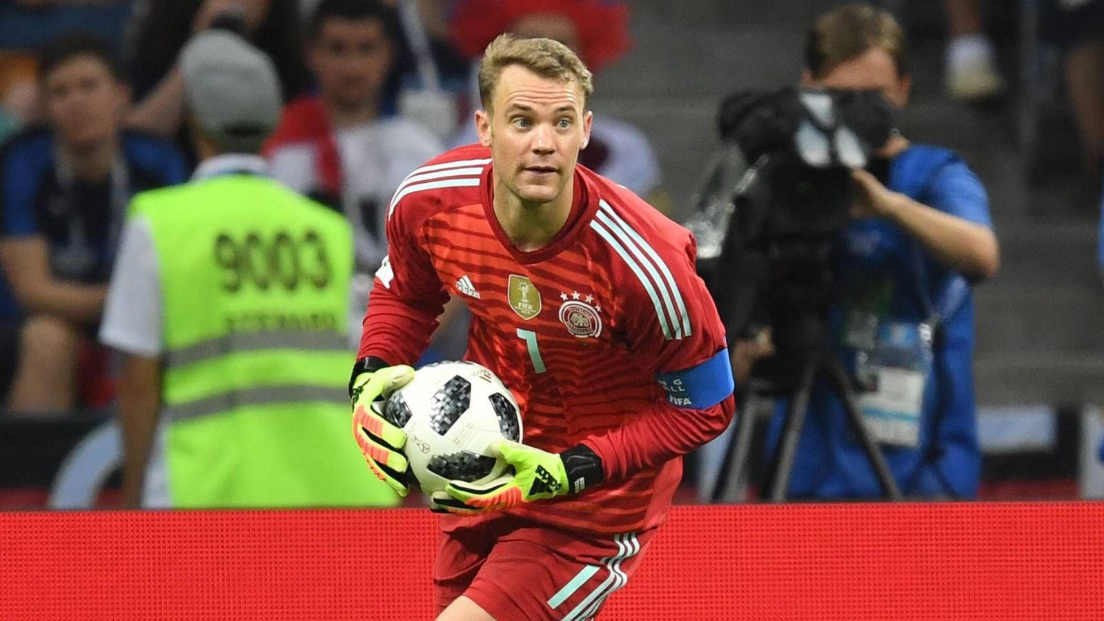 
                <strong>Tor: Manuel Neuer</strong><br>
                Manuel Neuer ist trotz schier unendlich langer Verletzungspause schon wieder der gewohnte Rückhalt. Er hält, was zu halten ist. Und das Gute ist: Man hat das Gefühl, dass er sich noch steigern kann.
              