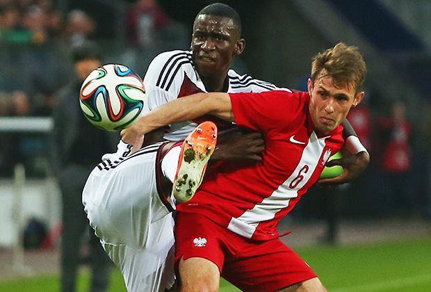 
                <strong>Antonio Ruediger</strong><br>
                Der 21-Jährige hatte Deutschlands beste Torchance, als sein wuchtiger Kopfball von der Linie geklärt wurde. Der Stuttgarter wird nach diesem Einsatz für das A-Team wieder zurück in die U-21 kehren. 
              