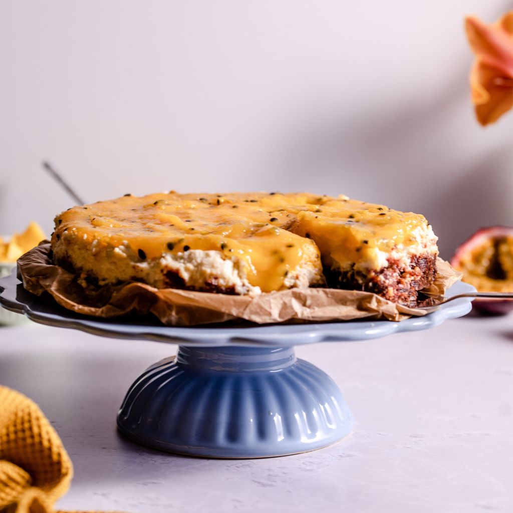 New York Cheesecake mit Dattel-Nussboden und Mango Maracuja