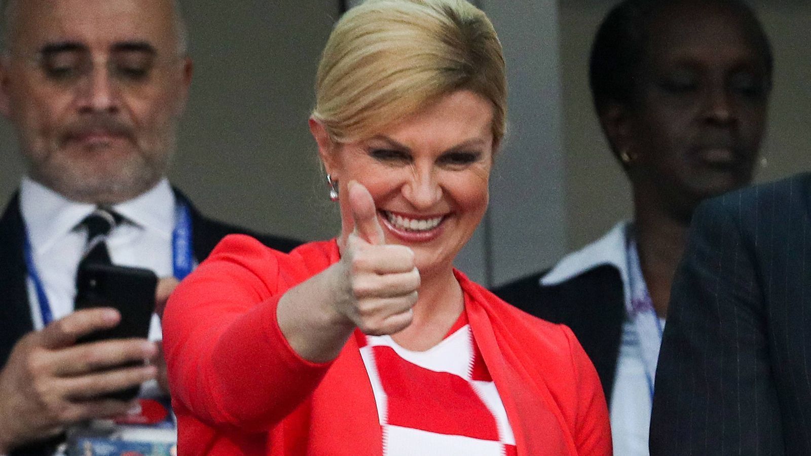 
                <strong>Präsidentin</strong><br>
                Sie ist Edelfan. Und sie ist verrückt. Kroatiens Staatschefin Kolinda Grabar-Kitarovic sitzt im Trikot auf der Tribüne und besucht ähnlich wie Angela Merkel die Kabine der Kroaten. Beim Nato-Gipfel verschenkte sie Trikots an die anderen Regierungschefs, versehen mit deren Namen. Neben Donald Trump bekam auch Großbritanniens Regierungschefin Theresa May ein Jersey, wohlgemerkt vor dem Halbfinale.
              